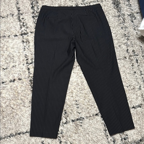 Liverpool Black Capri Pants Structured Design - Picture 9 of 9